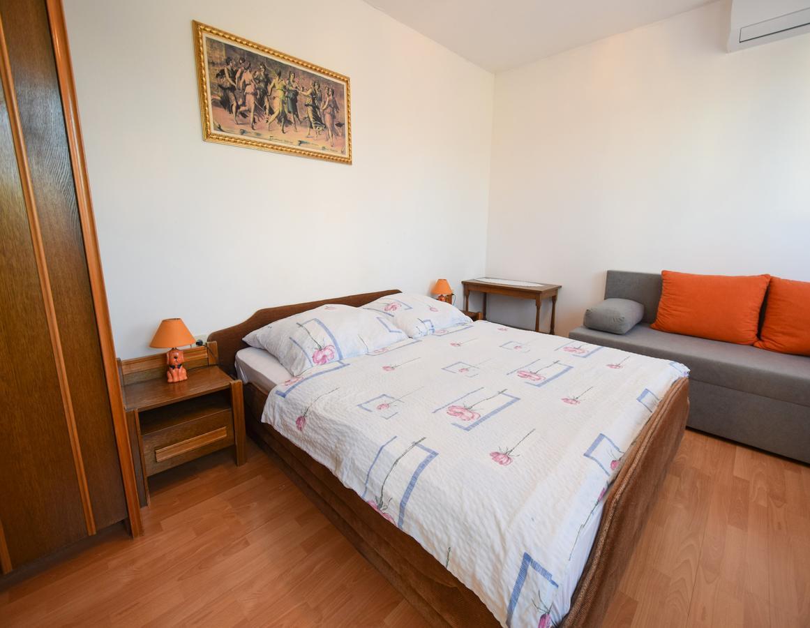 Apartment Toni Malinska Buitenkant foto