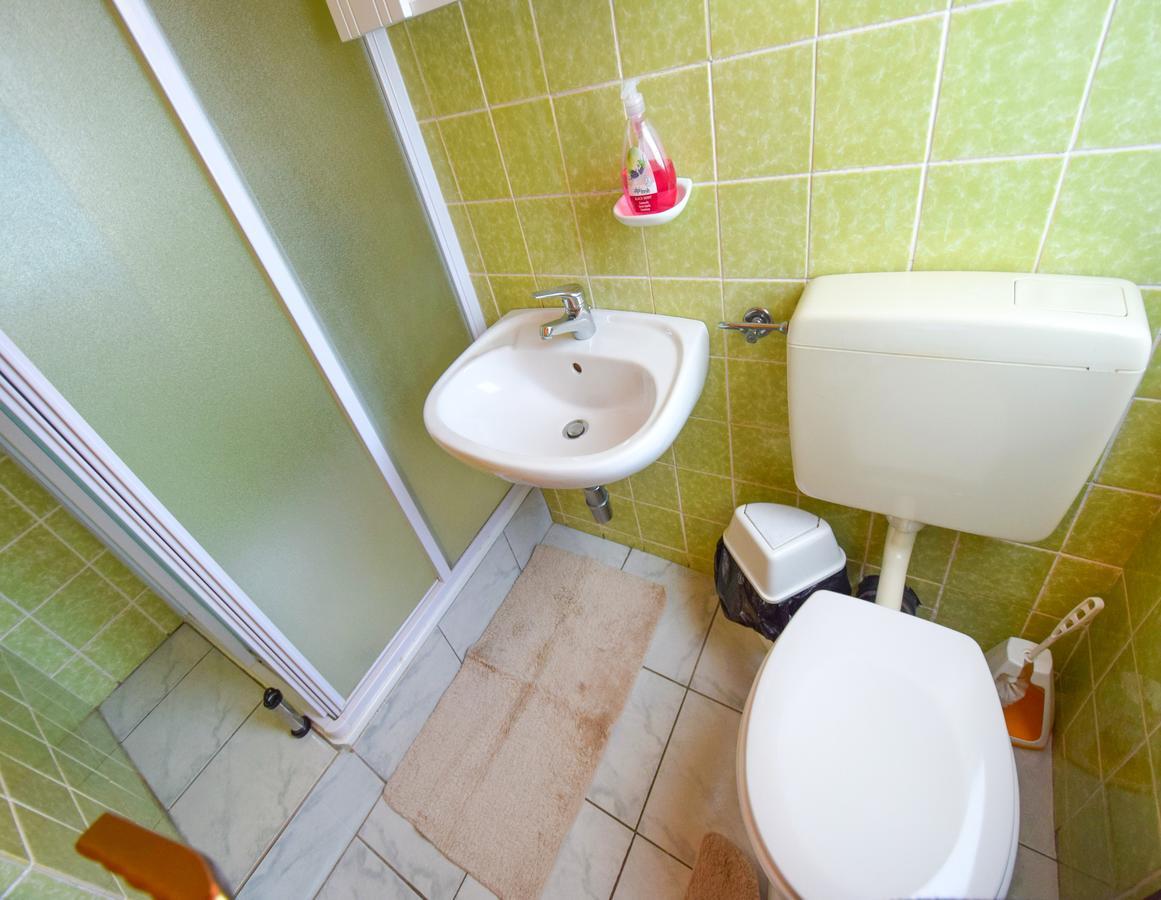 Apartment Toni Malinska Buitenkant foto
